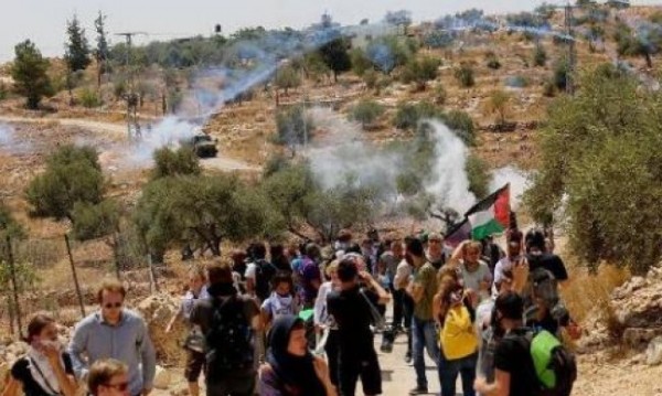 الاحتلال يقمع مسيرة نعلين الأسبوعية السلمية