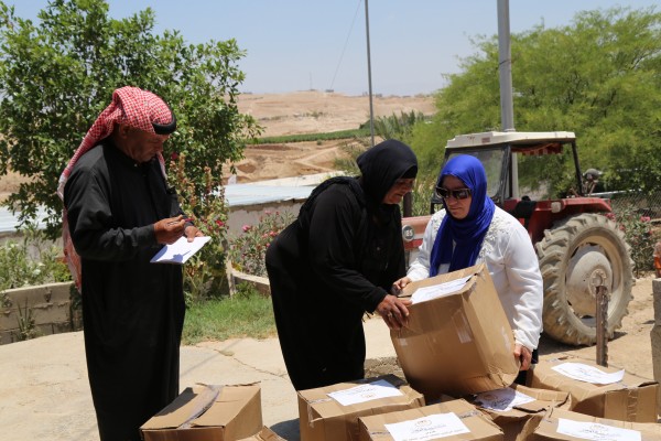 طوباس: مدير المخابرات العامه يوزع مكرمة رئاسية بقيمة 53 الف دولار