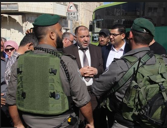 مستوطنون يهددون رئيس بلدية الخليل بالقتل