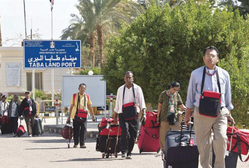 إسرائيل تُغلق معبر “طابا” على الحدود مع مصر وتُجلي عددًا من مواطنيها