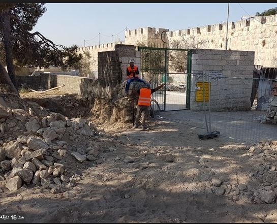 جرافات الاحتلال تهدم جزءا من مقبرة الشهداء