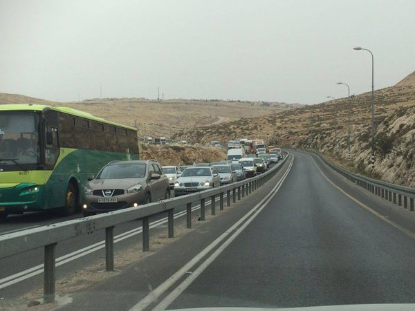 ليبرمان يبحث حلولا لتخفيف الازمة على دخول وخروج المستوطنين من القدس.