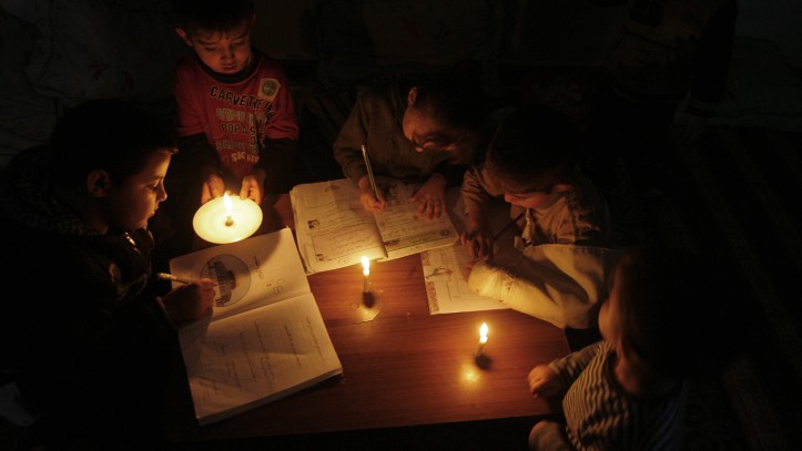 حماس تغرق غزة بالظلام بإستمرار جباية رسوم الكهرباء
