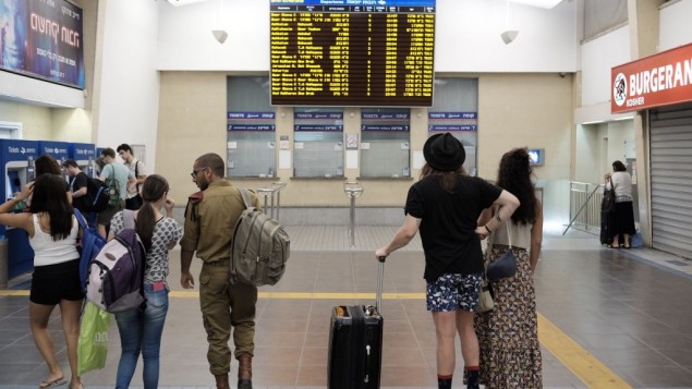 “عدالة”: سياسة تصنيف عرقي تمارس ضد العرب في محطة “تل أبيب” المركزية