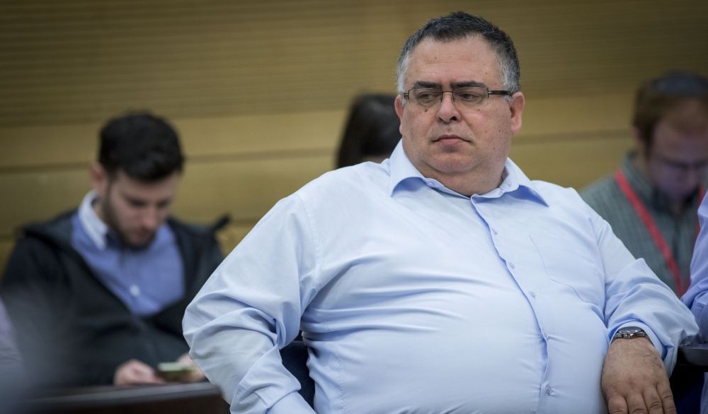 رئيس الائتلاف الحكومي في إسرائيل يستقيل على خلفية التحقيقات بتهم الفساد