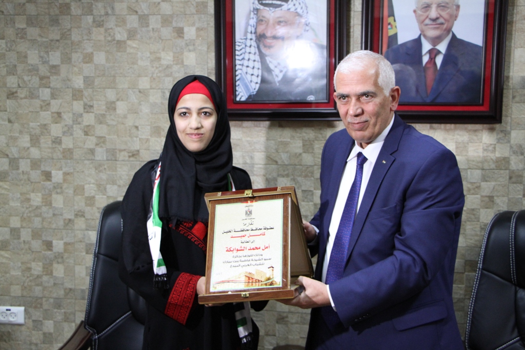 المحافظ حميد يكرم الطالبة امل الشوابكة الفائزة بجائزة الشيخة فاطة بنت مبارك الدولية