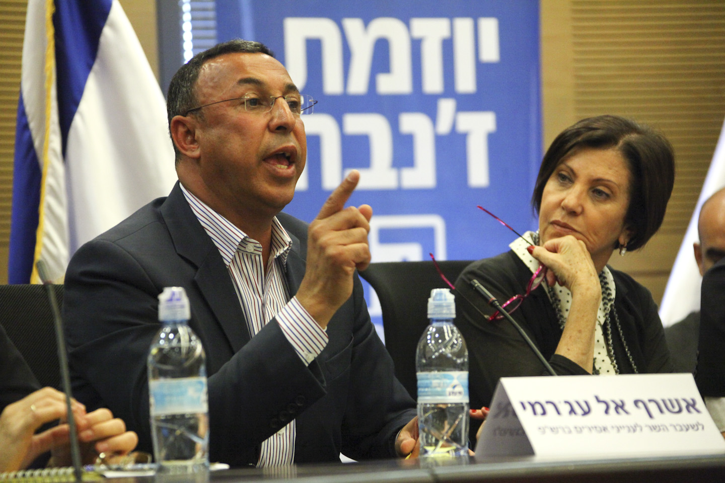 Palestinian Minister Ashraf al Ajrami (L) Speaks at the Knesset, the Israeli parliament in Jerusalem on Monday, 8 July, 2013. Photo by Mati Milstein/POOL/Flash90 *** Local Caption *** ëðñú
ôìñèéðé
æäáä âì àåï
æäáä âìàåï
àùøó àì òâ'øîé
åòãä