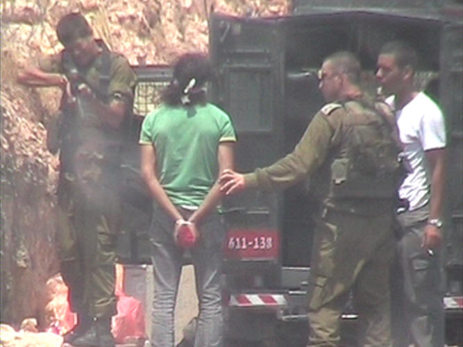 الاحتلال يكافئ ضابطا وجنديا أدينا بإطلاق النار على فلسطيني مقيد