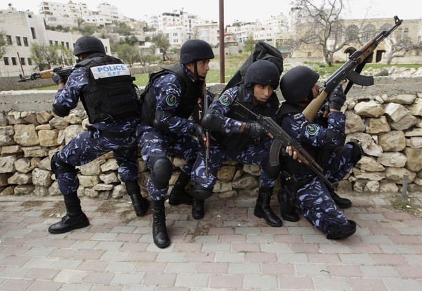 Members of the Palestinian security forces take position during a training drill in the West Bank city of Hebron March 12, 2012. REUTERS/Ammar Awad (WEST BANK - Tags: POLITICS MILITARY)