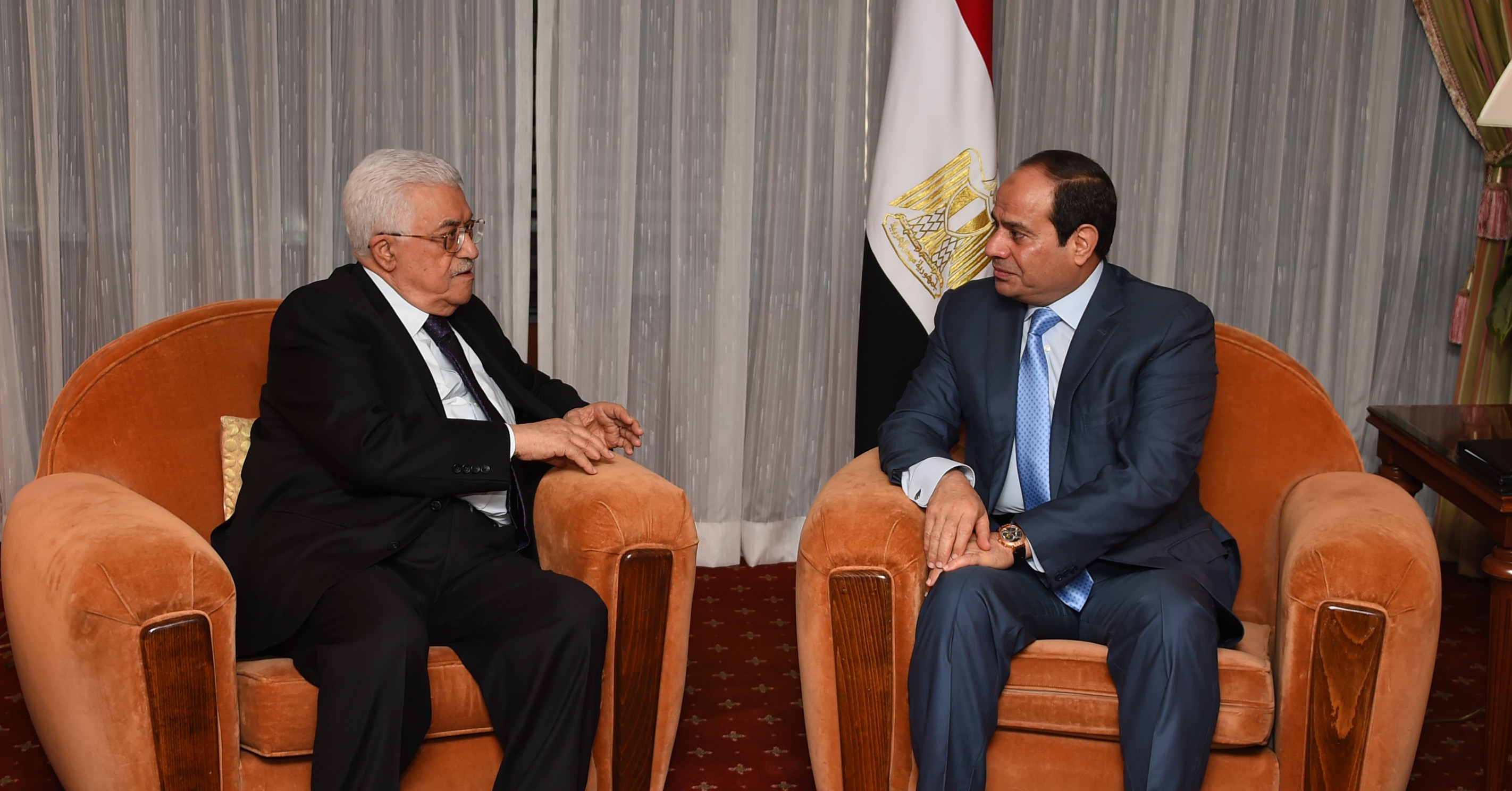 الرئيس يجتمع مع نظيره المصري في شرم الشيخ