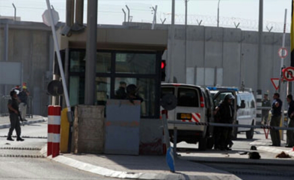 القدس: الاحتلال يطلق النار صوب امرأتين على حاجز قلنديا دون إصابتهما