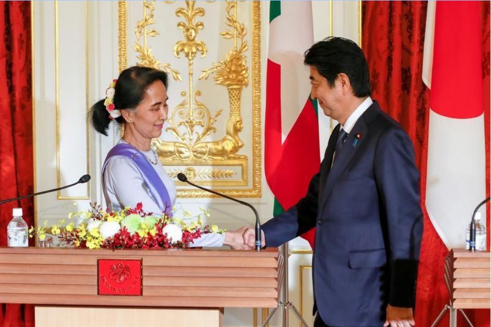 رئيس وزراء اليابان يعرض مساعدات بمليار دولار على زعيمة ميانمار