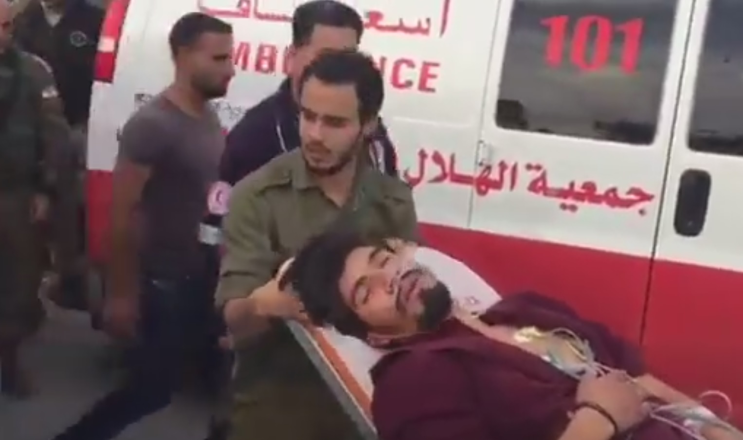 فيديو.. الاحتلال يعتقل مصابا فلسطينيا من داخل “الاسعاف”