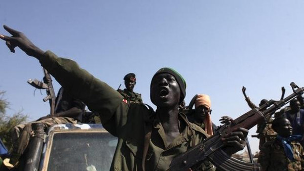 متمردو جنوب السودان يتهمون مصر بتوجيه ضربة جوية لقواتهم