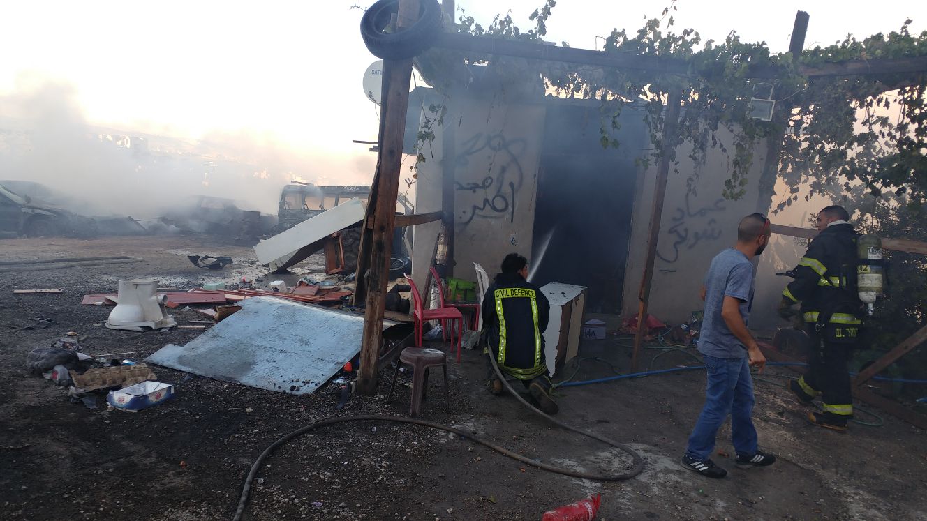 عناتا:الدفاع المدني يخمد حريق في تجمع للمركبات