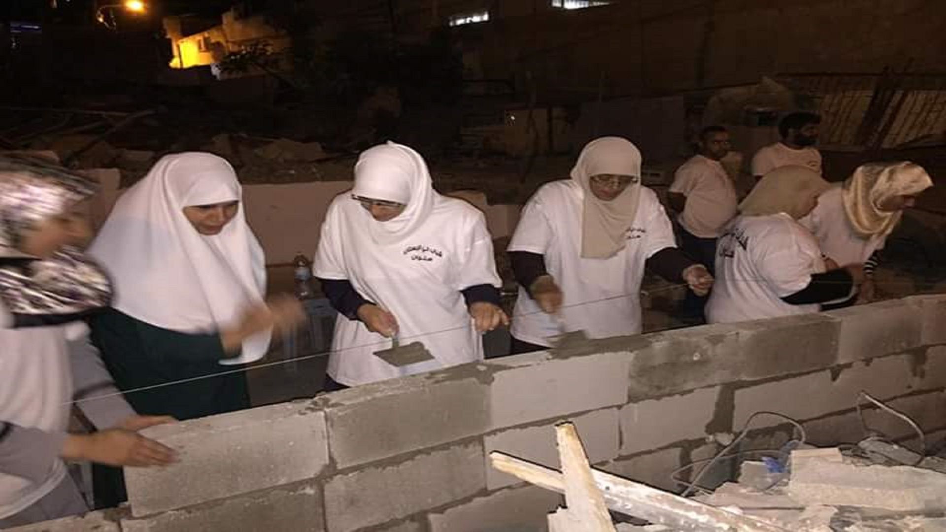 الأهالي يواصلون إعادة بناء منزل عائلة أبو سنينة في سلوان