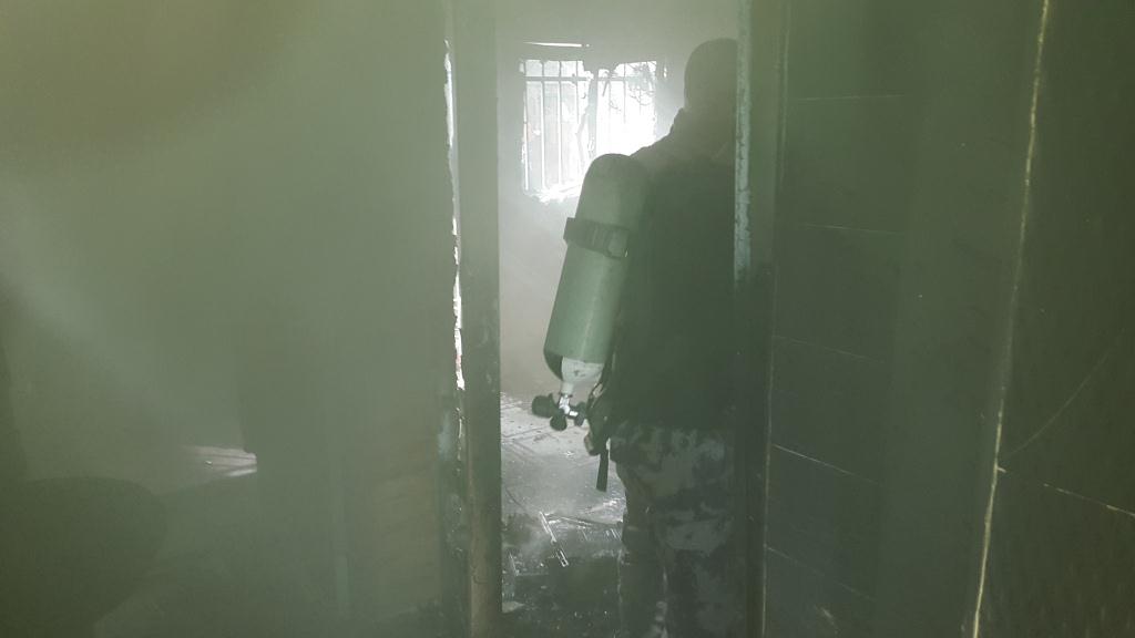 دفاع مدني بيت لحم ينقذ مسنة ويخمد حريقاً بمنزلها في مخيم الدهيشة
