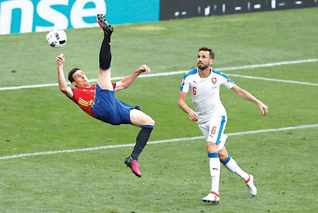 Spain's Aritz Aduriz, left, gets in an overhead kick watched by Czech Republic's Tomas Sivok during the Euro 2016 Group D soccer match between Spain and the Czech Republic at the Stadium municipal in Toulouse, France, Monday, June 13, 2016. (AP Photo/Hassan Ammar)