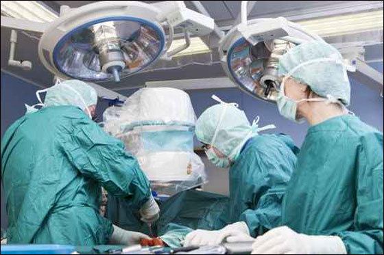 طبيب فلسطيني يجري عملية نادرة والأولى من نوعها في الشرق الأوسط