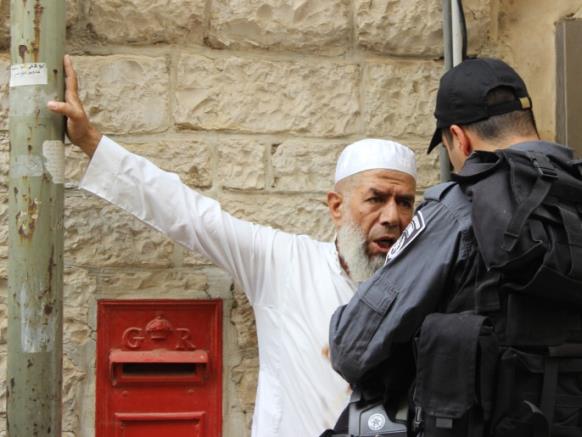“الأوقاف” يستنكر مداهمة الاحتلال مكاتبه بالقدس واعتقال بكيرات
