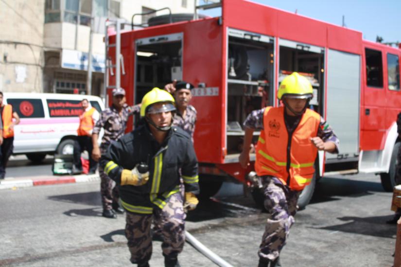 الدفاع المدني ينقذ مواطنا سقط في بئر قيد الإنشاء في بيتونيا