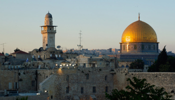 الحسيني: ثلث سكان القدس يعيشون خارج الجدار