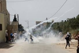إصابة أطفال بالاختناق خلال اقتحام الاحتلال لقرية النبي صالح
