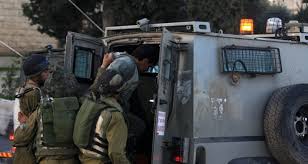 نابلس: قوات الاحتلال تعتقل مواطنين وتفتش عدة منازل