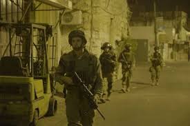 الخليل: الاحتلال يجدّد الأمر العسكري بإغلاق منزل ويهدد قاطنيه بالاعتقال