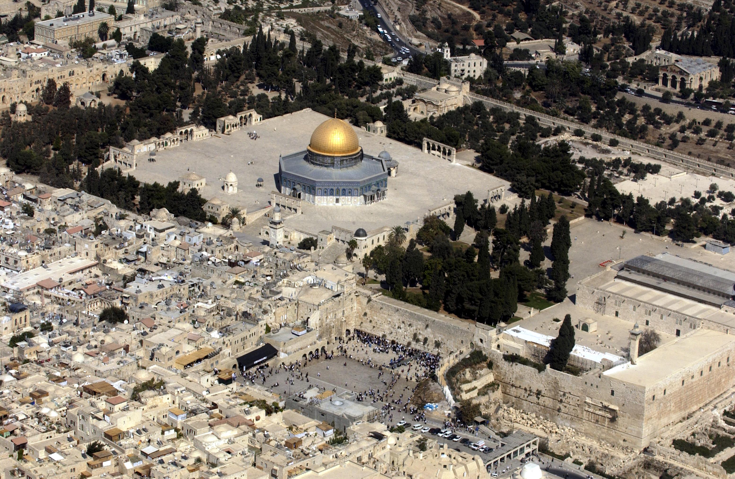 BIRD'S-EYE VIEW OF THE TEMPLE MOUNT & THE WESTERN WALL IN JERUSALEM. öéìåí àåéø ùì äø äáéú åäëåúì äîòøáé, áòéø äòúé÷ä áéøåùìéí.