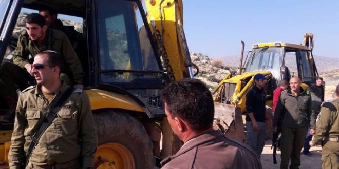 الاحتلال يستولي على معدات حفر آبار ومولد كهرباء ورافعة جنوب الخليل