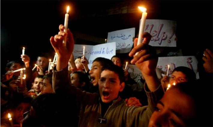 مئات المواطنين يتظاهرون شمال غزة احتجاجا على تفاقم أزمة الكهرباء