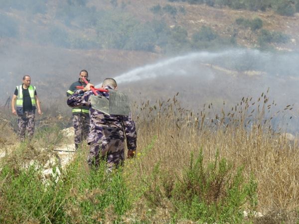 الدفاع المدني يخمد حريقاً أضرمه المستوطنين في بورين جنوب نابلس