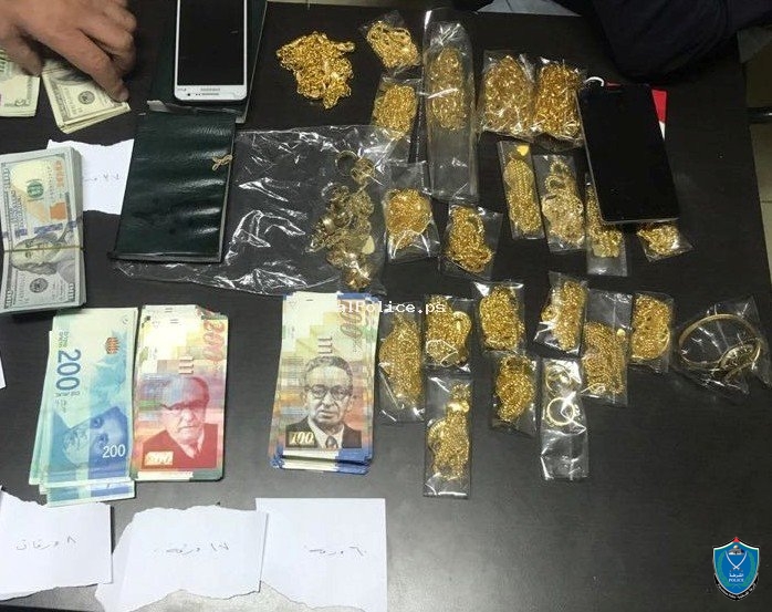 الشرطة تعيد مبلغا ماليا وكمية كبيرة من الذهب فقدها مواطن في رام الله