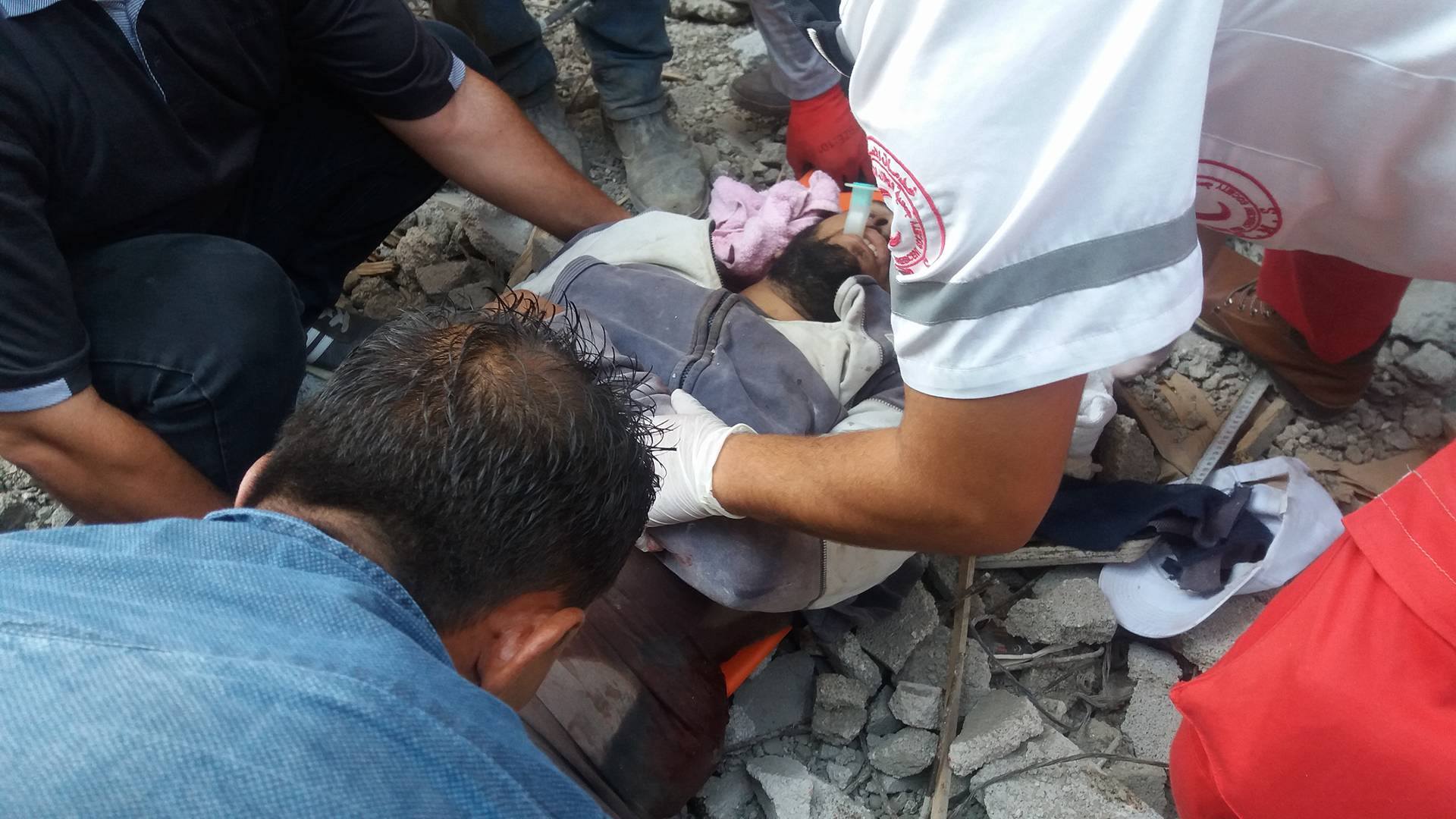 قلقيلية:الدفاع المدني ينقذ عامل بناء بعد سقوطه عن مبنى قيد الإنشاء