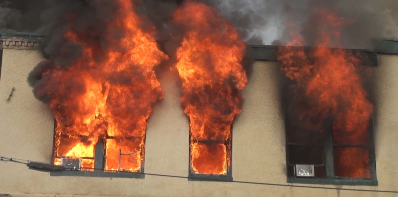 مصرع سيدة مقدسية في حريق بعد إنقاذها لأطفالها الأربعة