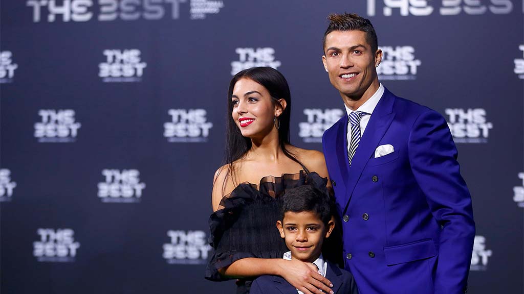 رونالدو يعلن قرارا هاما بشأن سفره للمغرب.. والسبب حبيبته الجديدة