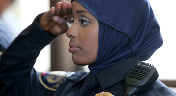 شرطة اسكتلندا تعتمد الحجاب في زيّها الرسمي