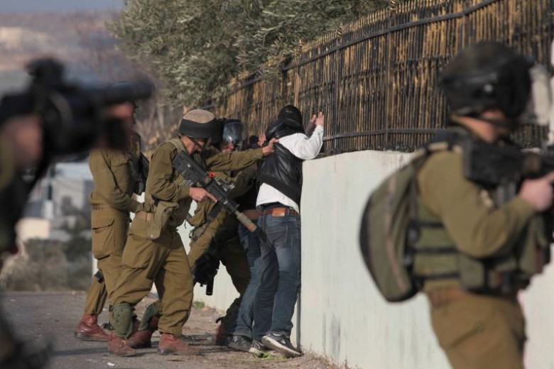 الاحتلال يعتقل 17 مواطنا ويغلق مخرطة في العروب