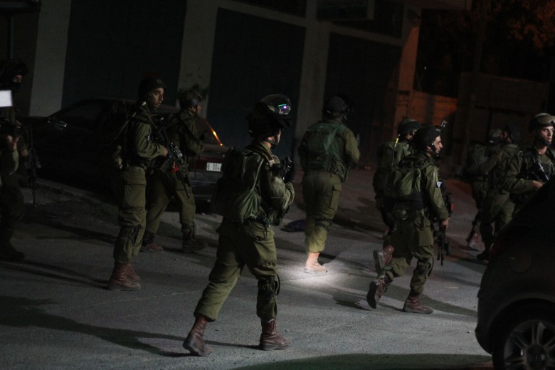 اعتقال 8 شبان ومصادرة اسلحة في الضفة الغربية