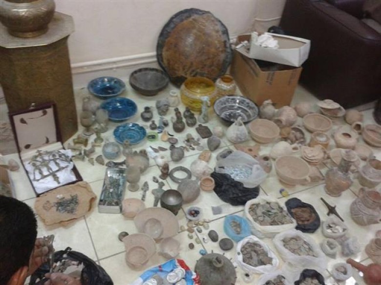 الشرطة تضبط 500 قطعة أثرية بحوزة تاجر آثار في الخليل
