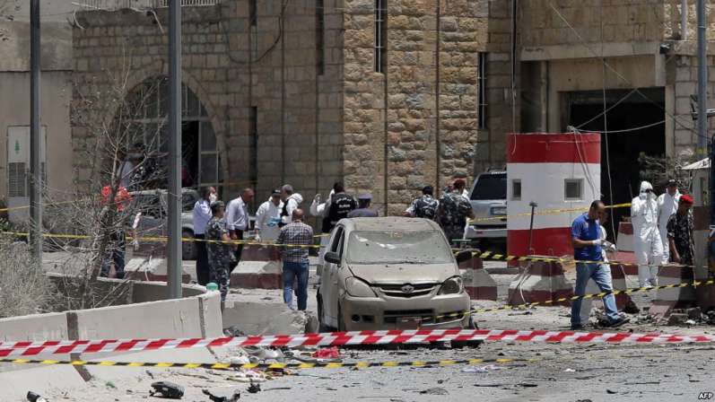 مقتل خمسة مدنيين وإصابة 15 آخرين بتفجير انتحاري على الحدود اللبنانية السورية