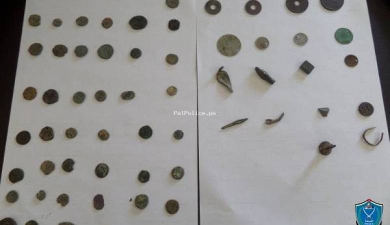 ضبط 50 قطعة أثرية بحوزة تاجر آثار في الخليل