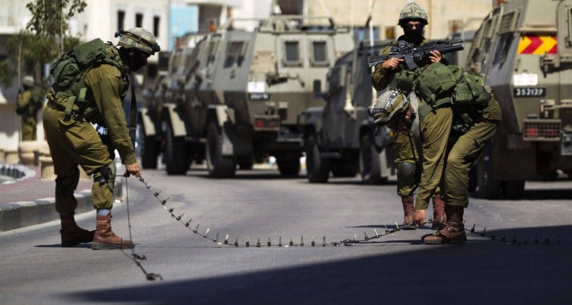 قوات الاحتلال تغلق محلات تجارية في بلدة عزون شرق قلقيلية