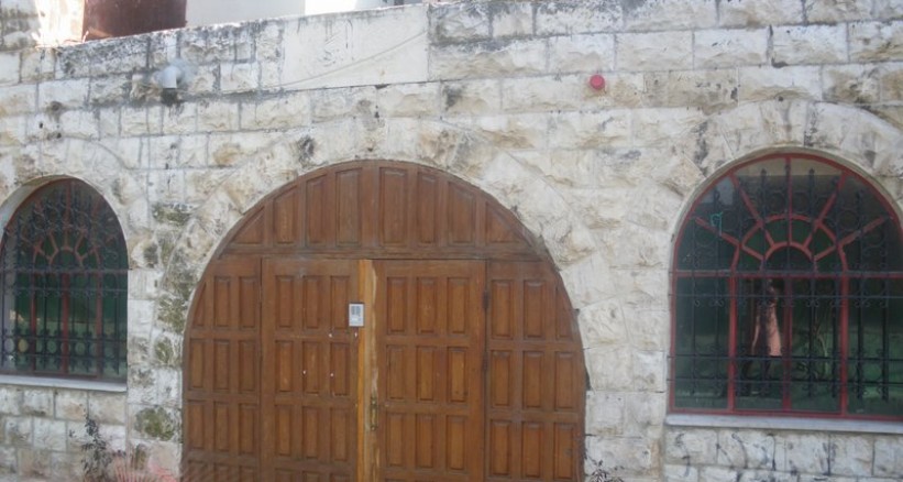 الاحتلال يقتحم مسرح “الحكواتي” في القدس ويمنع عقد ندوة فيه