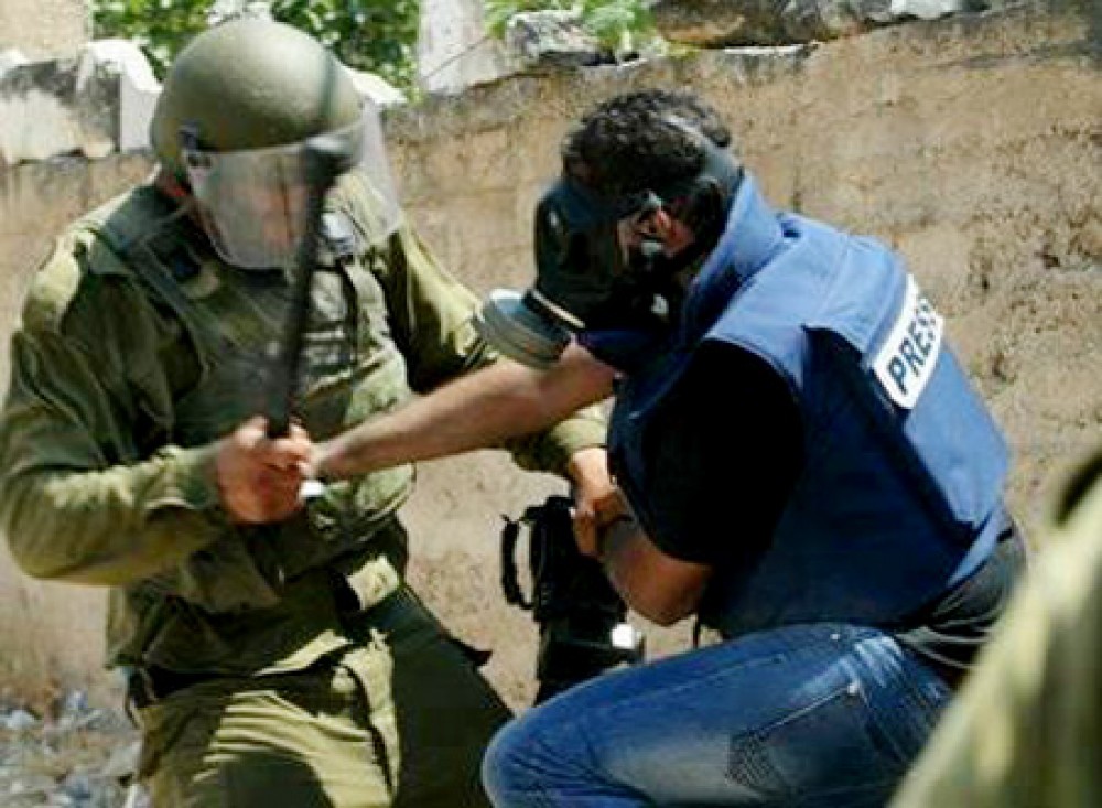 اعتقال 3 شبان وتسليم استدعاء لصحفي في القدس