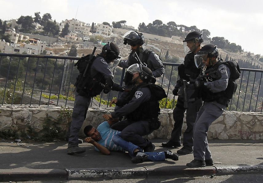 الاحتلال يعتقل شابا من القدس ويمدد اعتقال آخر