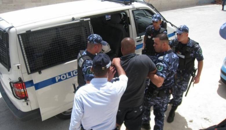الشرطة وبمساندة الأمن الوطني تقبض على مطلوبين خطيرين في نابلس