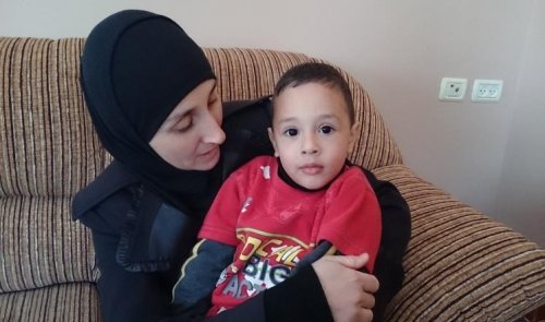 القدس: اعتقال زوجة شهيد من “جبل المكبر” أمام أطفالها