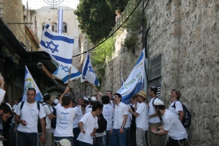 القدس: مستوطنون يمارسون عربداتهم وينظمون حفلا استفزازيا في شارع الواد